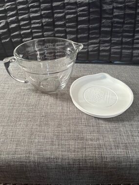 Pampered Chef, 4 Cup Clear Glass Measuring Jug with White Plastic Lid